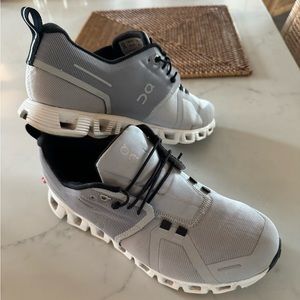 On Cloud women’s running shoes waterproof!